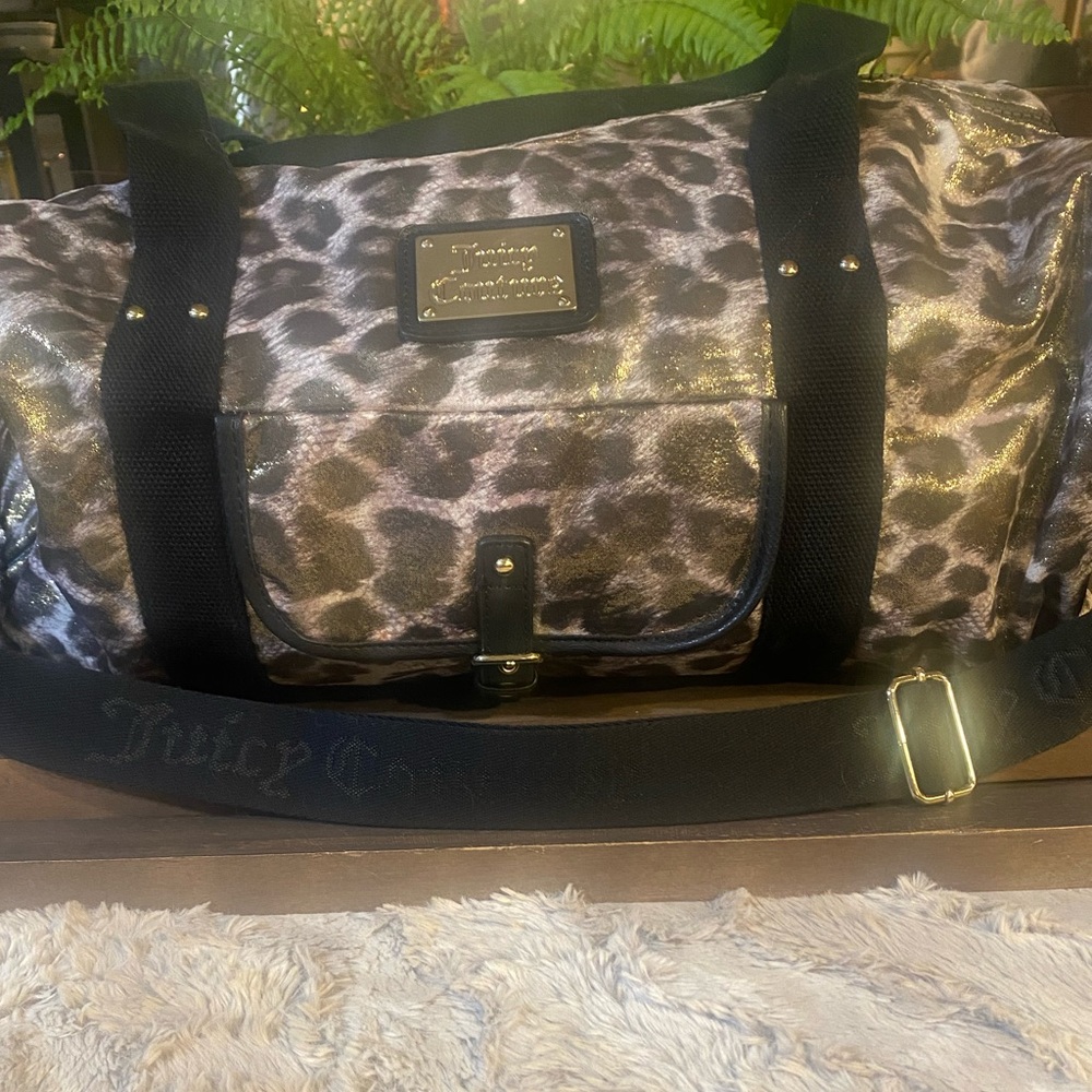 Juicy Couture Metallic Leopard Print Weekender Bag. EUC🔥